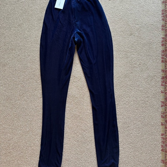 Lovers + Friends Beautiful velvet-feel blue leggings - Picture 5 of 10